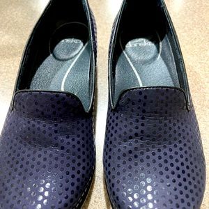 Woman’s Dansko Flat, Sz 38, Blue Dotted leather upper,